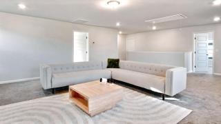 Spacious Modern Retreat Near Downtown EV - 2