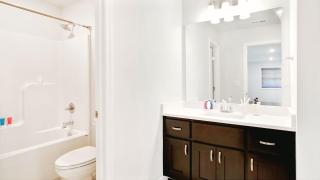 Spacious Modern Retreat Near Downtown EV - Huntsville - 1