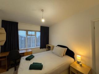 SM6 Central Serviced Accommodation - Wallington - 6