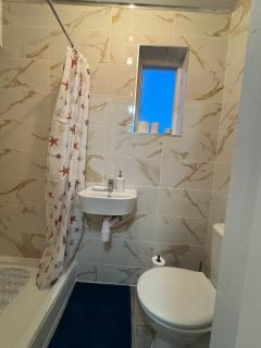 SM6 Central Serviced Accommodation - Wallington - 2