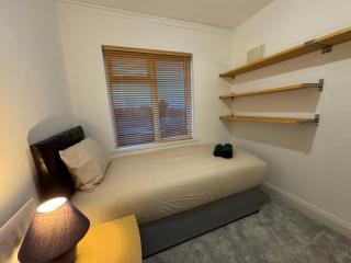 SM6 Central Serviced Accommodation - Wallington - 0