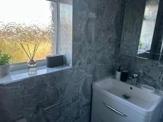 Central City Home-3 Bed Rooms- Parking-Netflix - 7