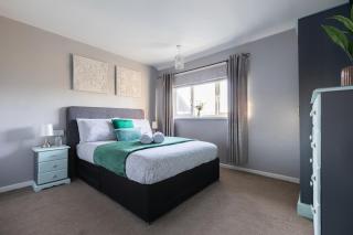 Clicketts - 3-Bedroom, Full Entire House, Sleeps 6 guests, Free wifi, Street Parking, Smart TV, Basildon, Essex London - 0