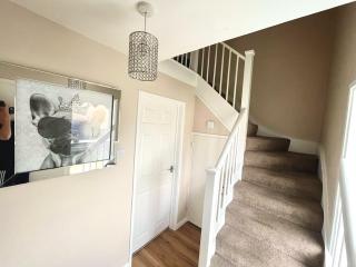 Clicketts - 3-Bedroom, Full Entire House, Sleeps 6 guests, Free wifi, Street Parking, Smart TV, Basildon, Essex London - Basildon - 8