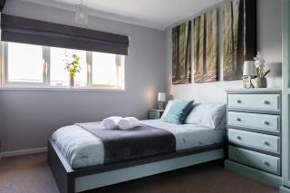 Clicketts - 3-Bedroom, Full Entire House, Sleeps 6 guests, Free wifi, Street Parking, Smart TV, Basildon, Essex London - Basildon - 6