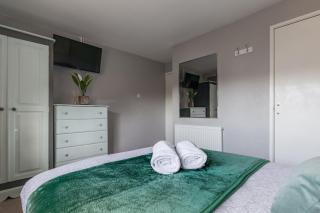 Clicketts - 3-Bedroom, Full Entire House, Sleeps 6 guests, Free wifi, Street Parking, Smart TV, Basildon, Essex London - Basildon - 4
