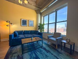 Chic Cozy 3BR Michigan Avenue Spacious Suite Close to Iconic Chicago Landmarks & Attractions - 1