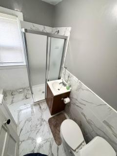 Luxurious & Serene Niagara Retreat 3BR 2BA Private Backyard Oasis - Niagara Falls - 4