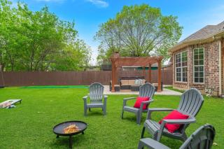 Modern 4BR Retreat, Hot Tub, Game Room near DFW - Irving - 3
