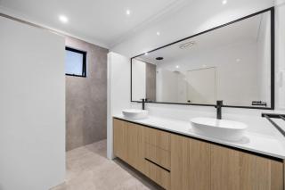 Stylish Mount Lawley Retreat Walk to Beaufort Street - Perth - 6