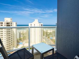 Twin beds room with a great view in Heart of GC - 8