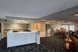 Super 8 by Wyndham Traverse City - Traverse City - 7
