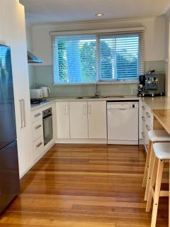 Beach Holiday Home with fireplace - Walk to Main Street, Beach & Shops - 1
