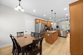 3BR 2BA Home with King Queen & Twin Beds - 7