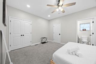3BR 2BA Home with King Queen & Twin Beds - Clarksville - 1