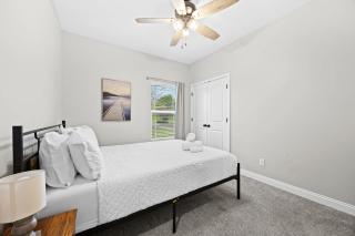3BR 2BA Home with King Queen & Twin Beds - Clarksville - 6