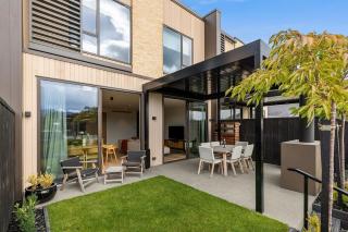 Wanaka New Luxury with an Outdoor Fire patio Sleeps 8 - 9