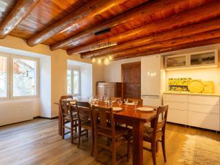 Maison à Génos pour 8, proche lac, jardin et poêle à bois - FR-1-695-73 - Génos - 8