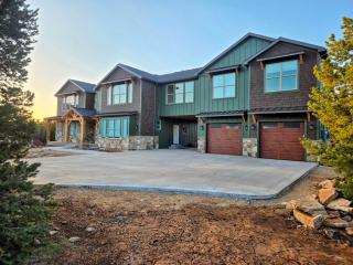 Zion Breeze - New! 6 King Suites, 8 bdrm, Hot Tub, EV, E-Scooters - 0