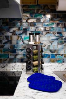 The Sapphire Haven - Stylish Basement Apartment in Old Brooklyn, Free Street Parking, 100MB WiFi, Self Check-In & 8 Min Airport - Cleveland - 1