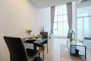 Bright Duplex with Panoramic Views Rooftop Pool and Gym - Bangkok - 3