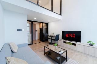 Bright Duplex with Panoramic Views Rooftop Pool and Gym - Bangkok - 6