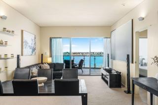 Executive Riverfront Retreat With Stunning Views - Perth - 1