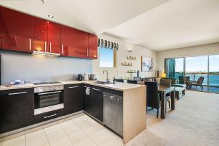 Executive Riverfront Retreat With Stunning Views - Perth - 0