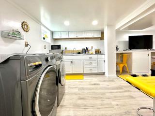 The Amber Retreat - Charming Basement Unit in Brooklyn Centre, Free Street Parking, 100MB WiFi & 7 Min to Downtown - Cleveland - 2