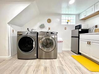 The Amber Retreat - Charming Basement Unit in Brooklyn Centre, Free Street Parking, 100MB WiFi & 7 Min to Downtown - Cleveland - 1
