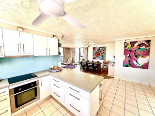 2 Bdrm Apt in 'Aquarius' Surfers Broadbeach - 3