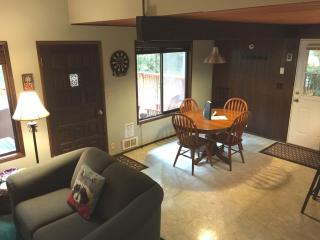 Snowline Cabin 98 A pet friendly cabin with a wood stove, hot tub and wifi - Deming - 3