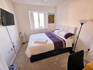3 GUEST ROOMS IN A 3-BED HOUSE, KITCHEN, SMART TV in all rooms, SINGLE,DOUBLE,ENSUITE options available, KETLEY, TELFORD - Telford - 1