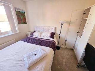3 GUEST ROOMS IN A 3-BED HOUSE, KITCHEN, SMART TV in all rooms, SINGLE,DOUBLE,ENSUITE options available, KETLEY, TELFORD - Telford - 2