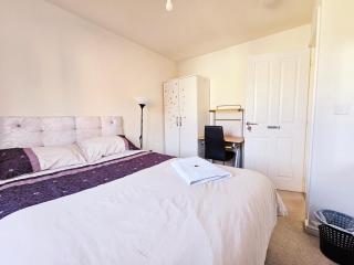 3 GUEST ROOMS IN A 3-BED HOUSE, KITCHEN, SMART TV in all rooms, SINGLE,DOUBLE,ENSUITE options available, KETLEY, TELFORD - Telford - 4