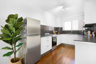 Coastal 2-Bed with Balcony 200m from Beach - Gold Coast - 8