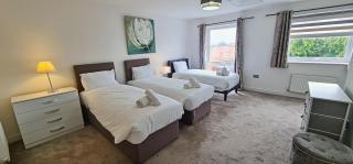 Large 4Bedroom 4Bathroom Townhouse by Coop Live Arena - Manchester - 3