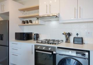 Modern Apartment, 5 mins from beach, Balcony - - 5