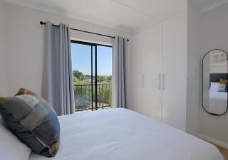 Modern Apartment, 5 mins from beach, Balcony - - 2