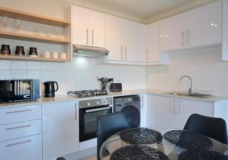 Modern Apartment, 5 mins from beach, Balcony - - 6
