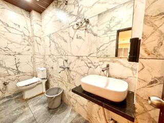 UJN - HOTEL LUXURY SHREE MAHAKAL - F - PALACE UJJAIN - Warm Hospitality & Comfortable Room In Ujjain - Comfort & Spirituality Combined - Near Mahakal Temple - BEST HOTEL IN UJJAIN - Ujjain - 2