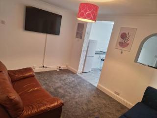 Gillingham 4-Bed Stay - Wifi Parking Ldn Access - 3