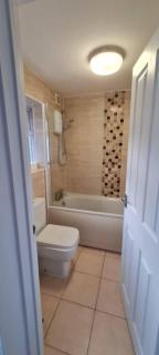 4 Bed House - Sleeps 8 - Parking - Wifi - 6