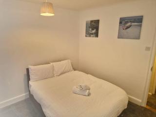 4 Bed House - Sleeps 8 - Parking - Wifi - 8