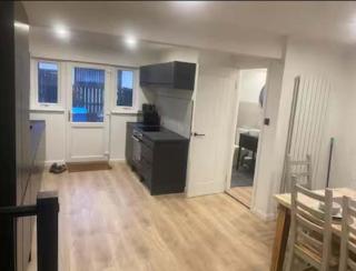 3 Bed - Parking with Garden 10mins to Airport - Houston - 2