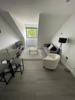 Royal Oak 7 - FREE PARKING - Sleeps 5 - Perfect for Contractors - Near Shops - Wi-Fi - Long Term Stays - Brentwood - 5