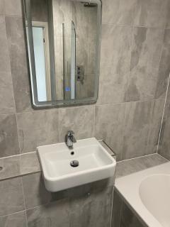 7 Royal Oak Brentwood - 2 Bed - Free Secure Parking - Contractor Stays - Long Stays - 3