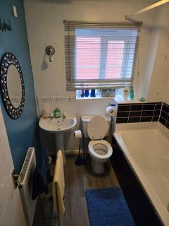 Charming Wolverhampton Home with Private Entrance Free Parking - Wolverhampton - 4