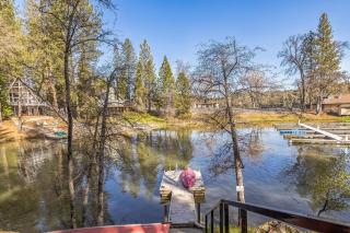 Dos Pinos Spacious Lakefront Cabin with Game Room - Groveland - 2