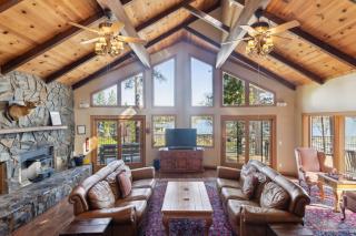 Dos Pinos Spacious Lakefront Cabin with Game Room - 1